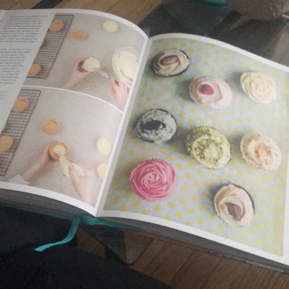 A baking book (new) - Picture 2 of 2